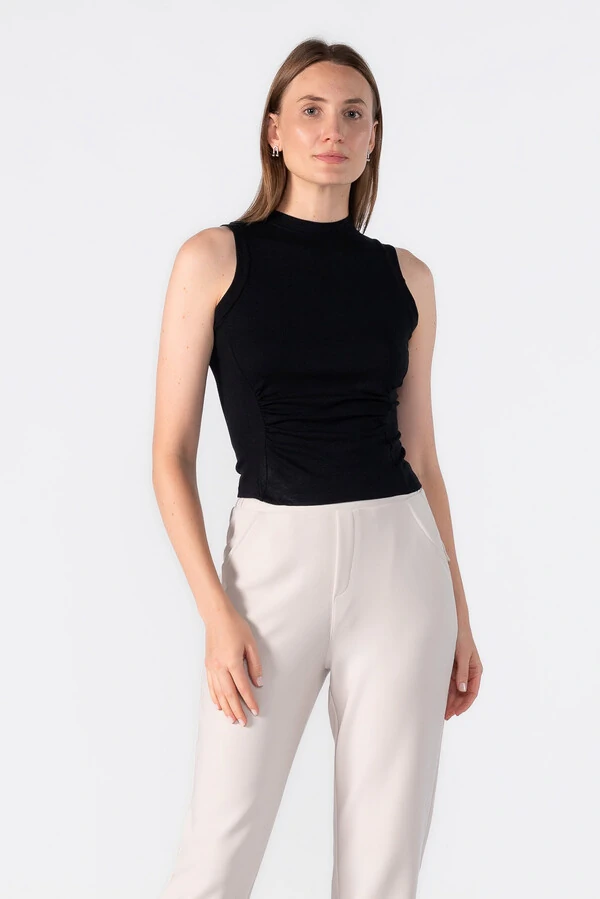 Regata raglan com detalhe acinturado