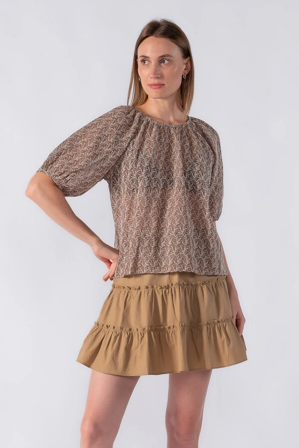 Blusa bata texturizada manga curta