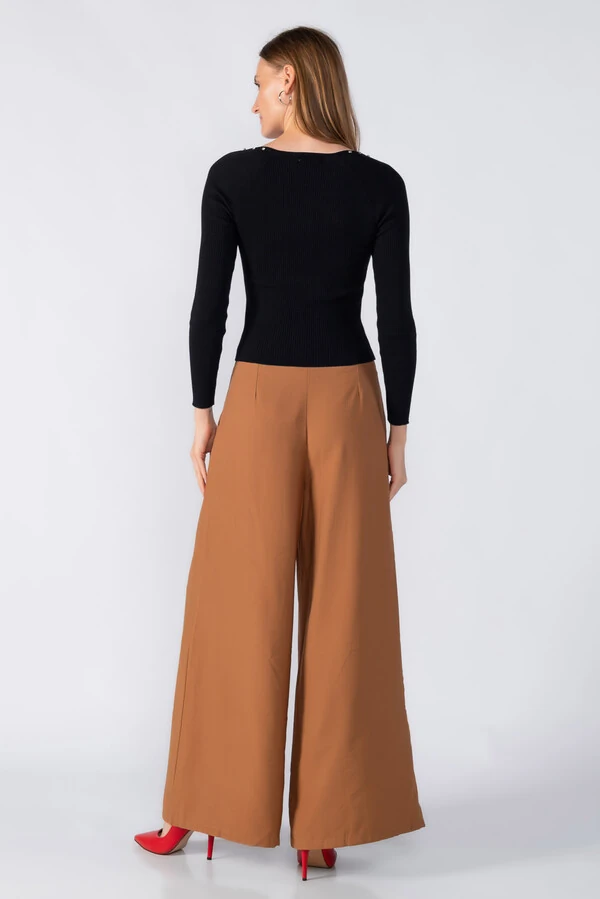 Blusa canelada manga longa com aplicaçoes no decote