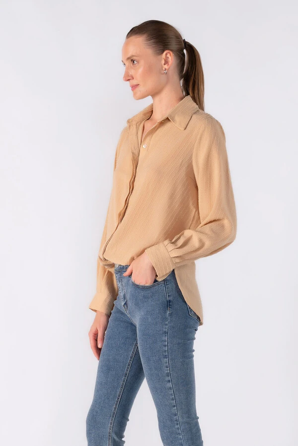 Camisa com textura e detalhe em lurex