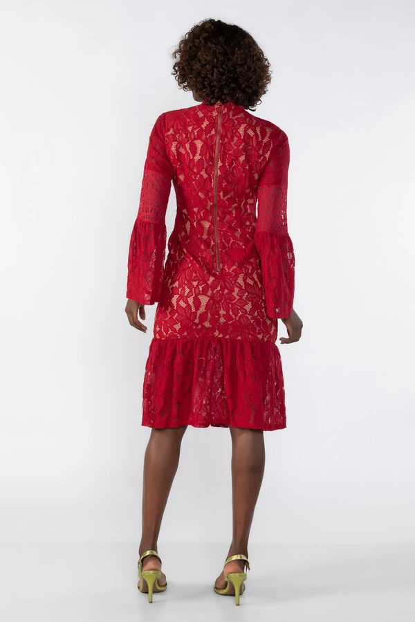 Vestido de renda com fundo bege