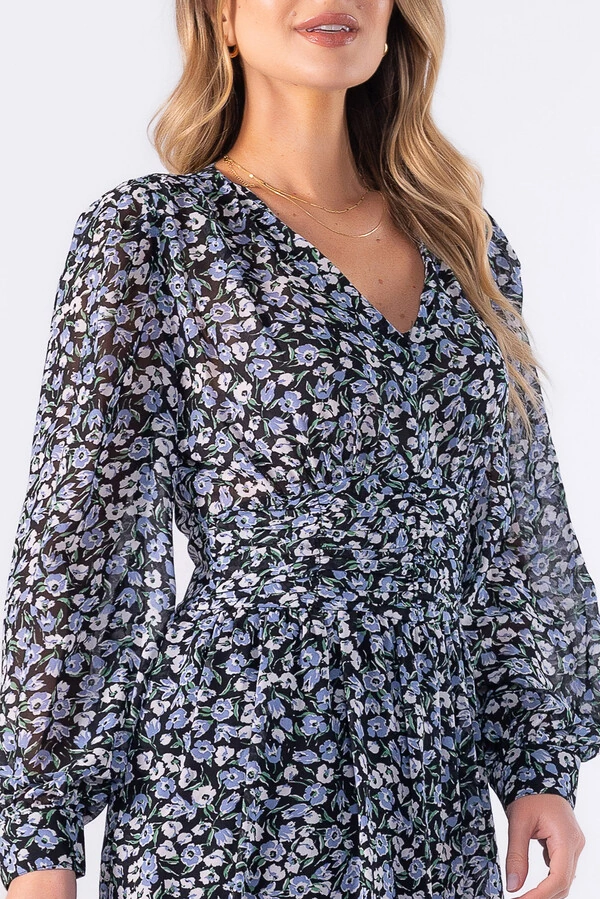Vestido midi de manga longa e pregas na cintura