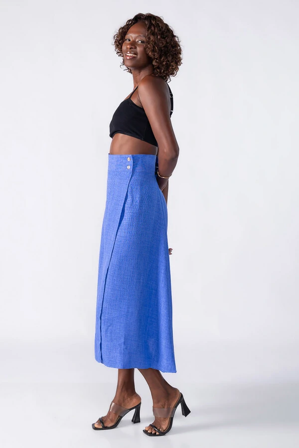 Saia midi transpassada com faixa