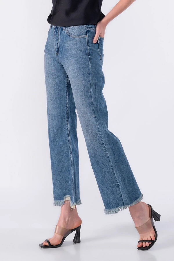 Calca jeans com detalhe desfiado na barra