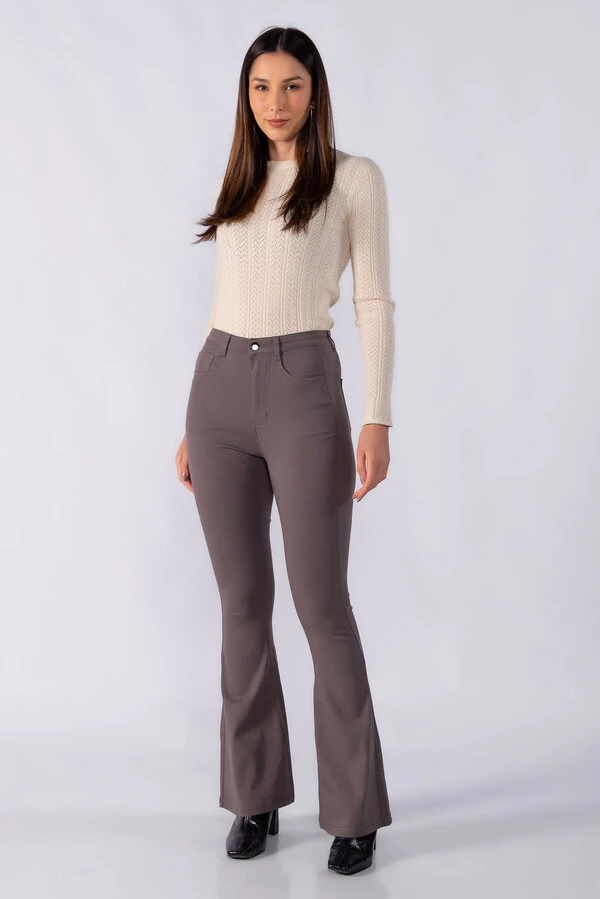 Calca flare classica com bolsos