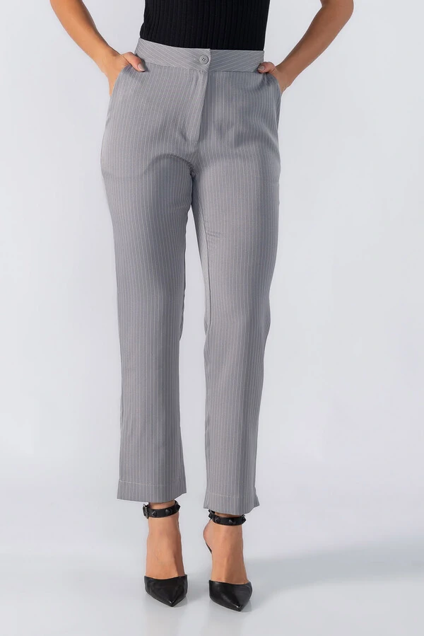 Calca em alfaiataria risca de giz