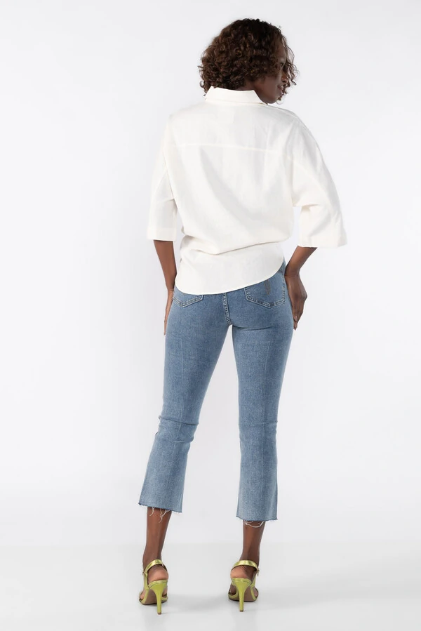 Calca jeans reta com barra desfiada