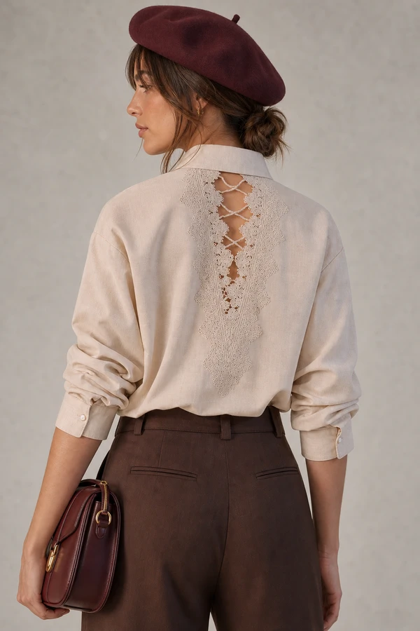 Camisa com guippir e botões trabalhados