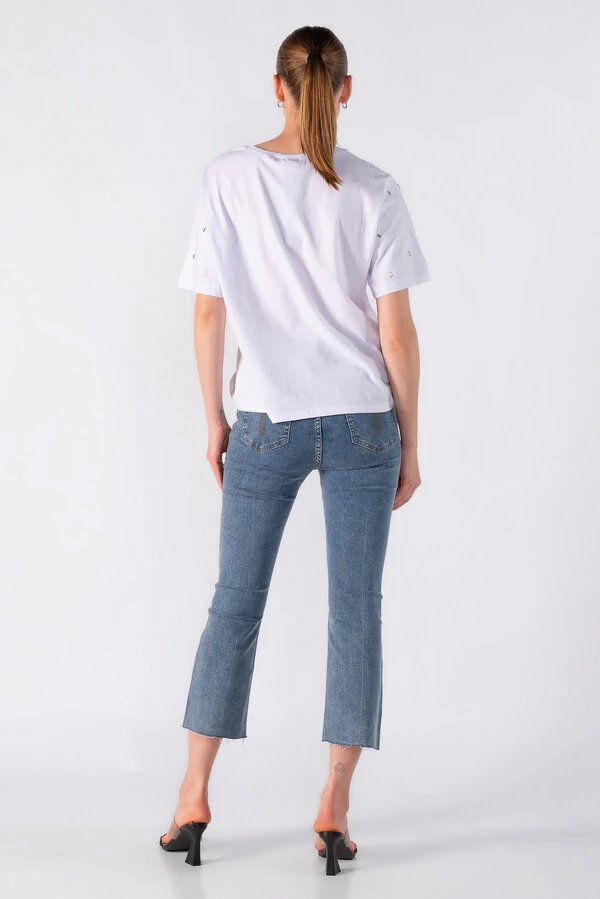 Blusa basica com apliques