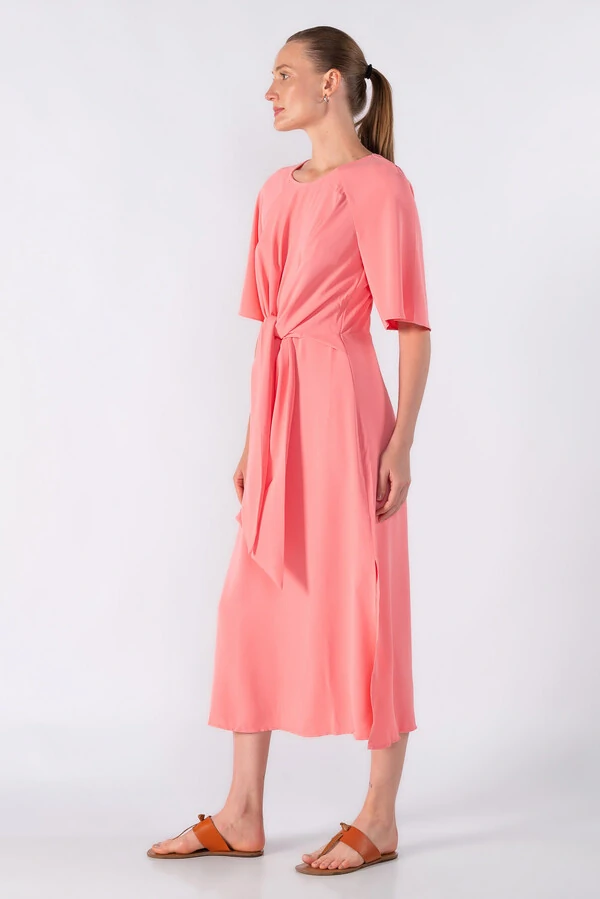 Vestido midi com transpasse na cintura