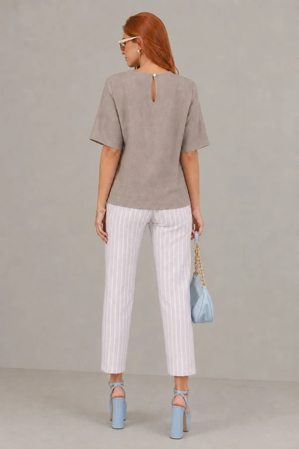 Blusa em viscose com detalhe de botões laterais