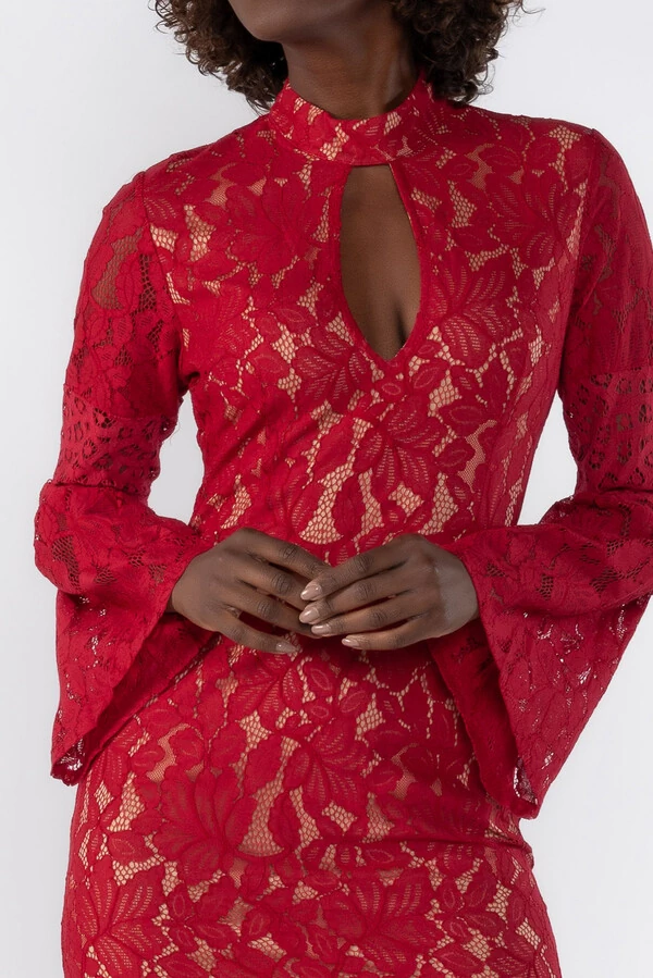 Vestido de renda com fundo bege