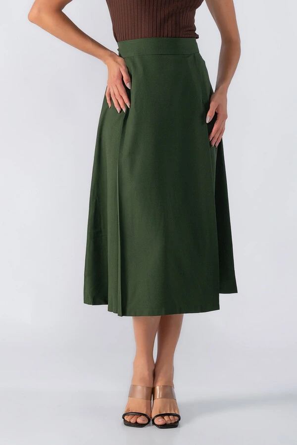 Saia midi evase com detalhes em pregas