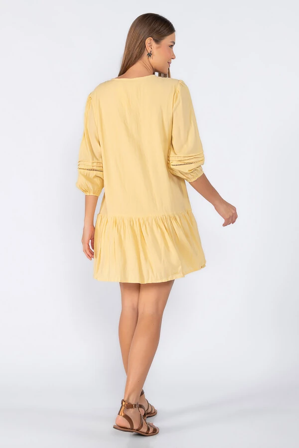 Vestido com manga bufante com detalhes