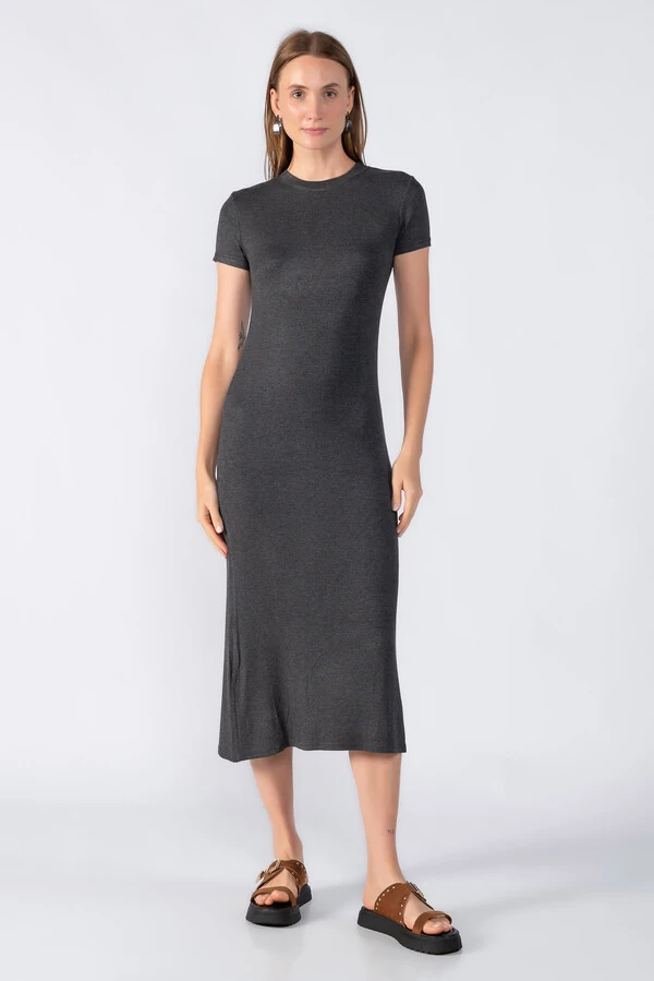 Vestido midi manga curta canelado