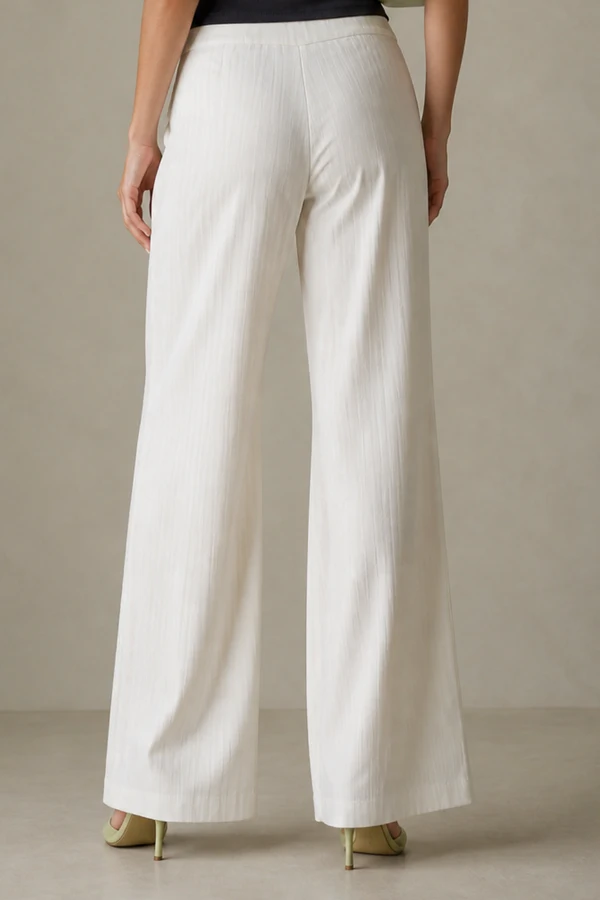 Calça com fenda frontal