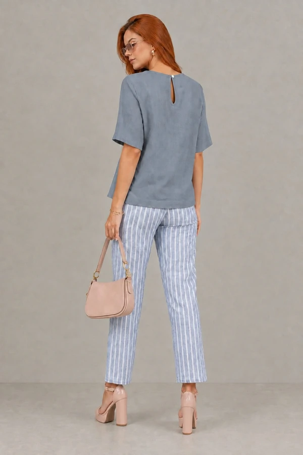 Blusa em viscose com detalhe de botões laterais