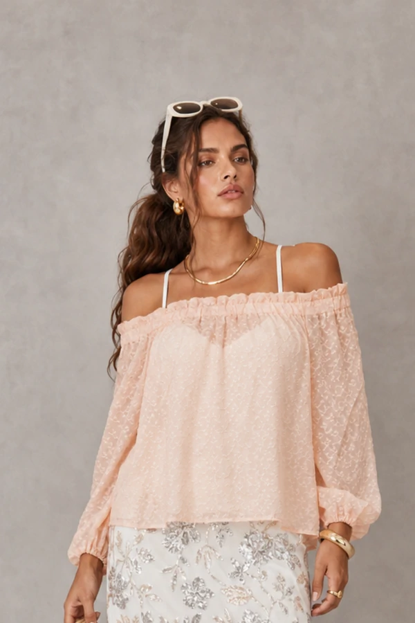Blusa renda trabalhada ombro a ombro
