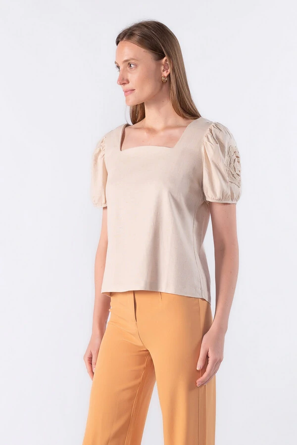 Blusa decote quadrado e aplicacao na manga