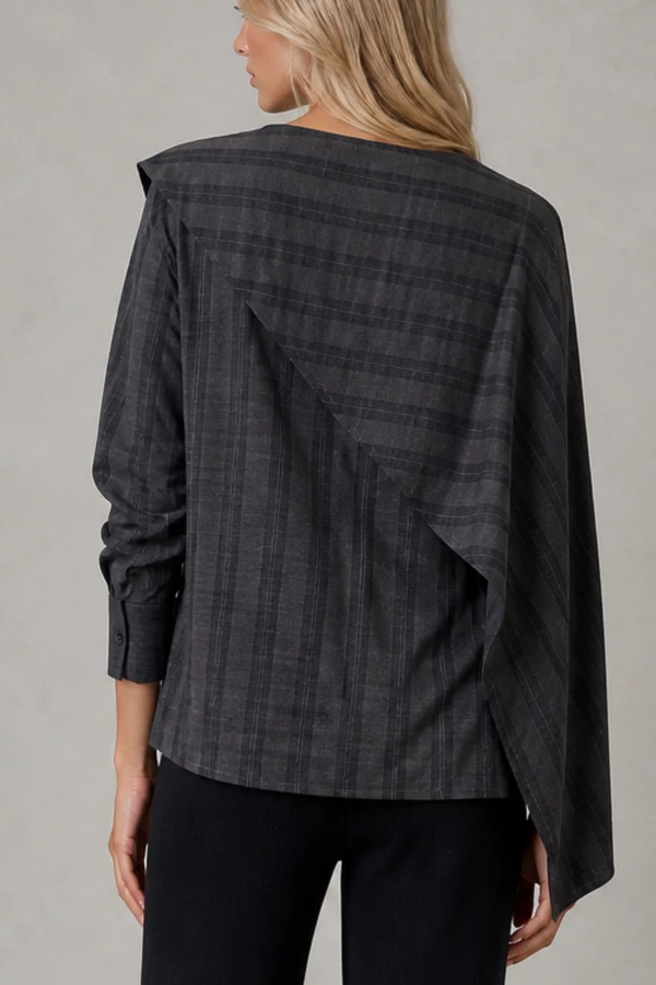 Blusa manga longa com capa sobreposta