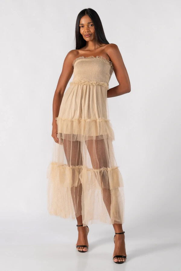Vestido tomara que caia com tule