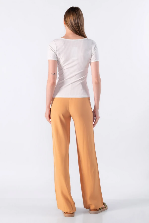 Blusa canelada com decote bordado