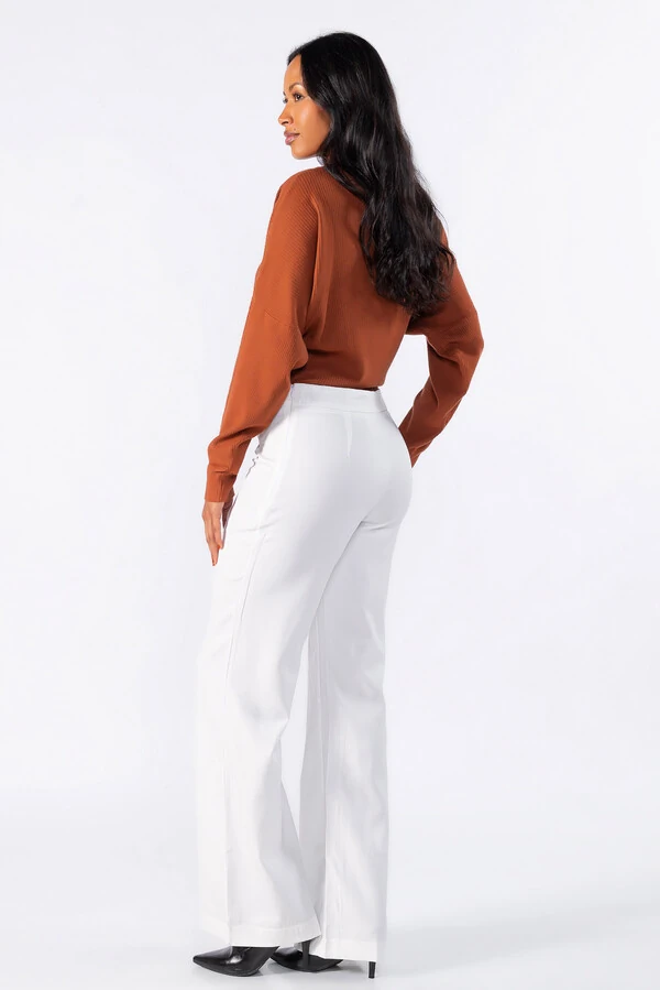 Calca pantalona com recorte frontal