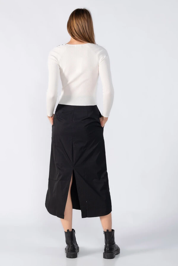 Blusa canelada manga longa com aplicaçoes no decote