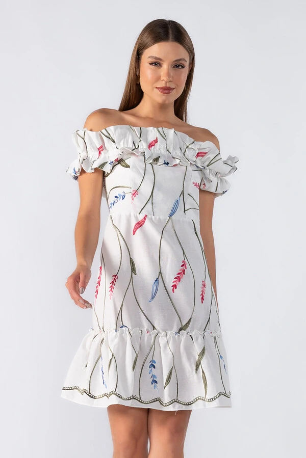 Vestido curto bordado ombro a ombro