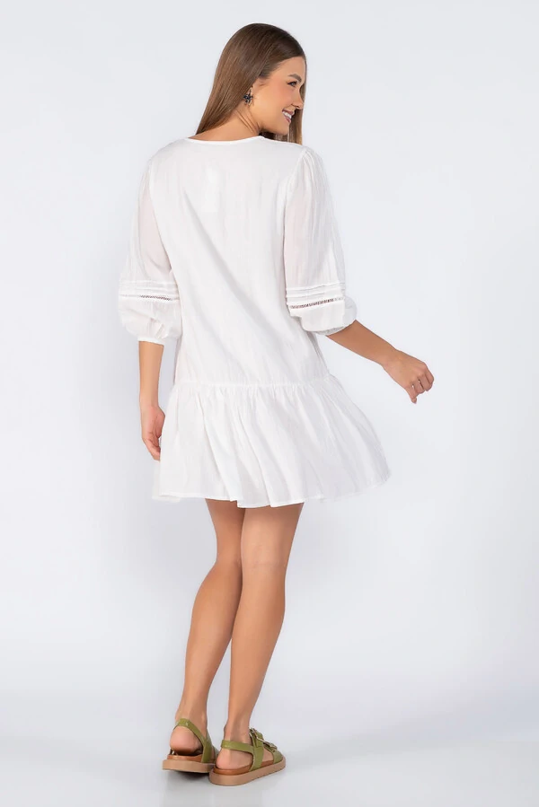 Vestido com manga bufante com detalhes