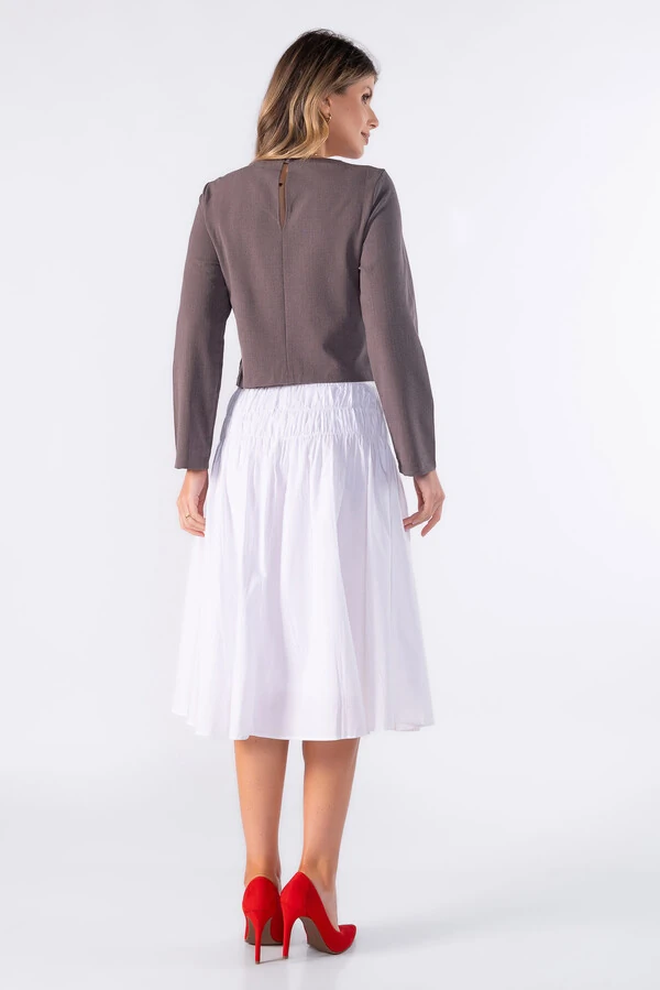 Blusa curta com botao forrado