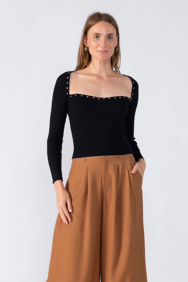 Blusa canelada manga longa com aplicaçoes no decote