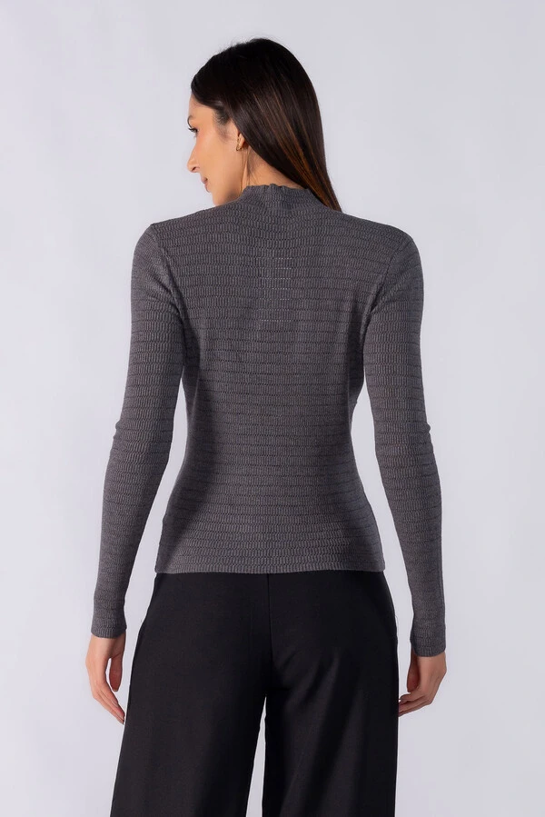 Blusa texturizada gola alta