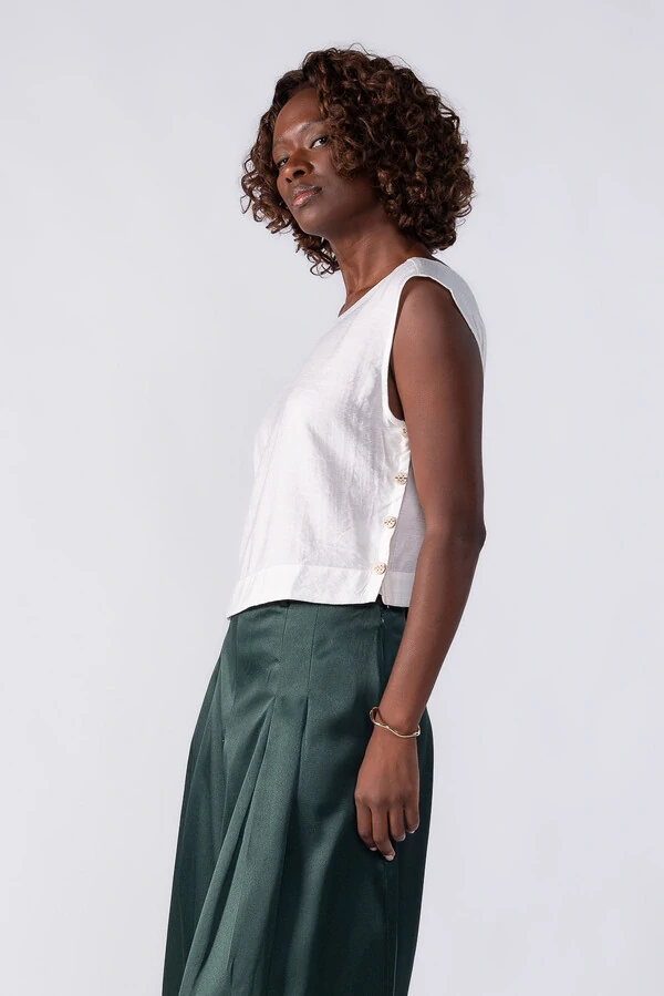 Regata curta com botoes laterais