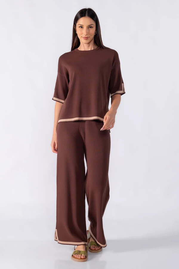 Blusa ampla com detalhe em listra na manga e barra