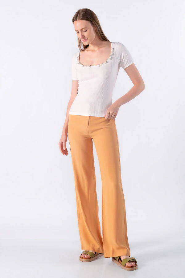 Blusa canelada com decote bordado