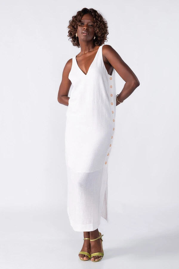 Vestido midi com detalhes em botoes laterais