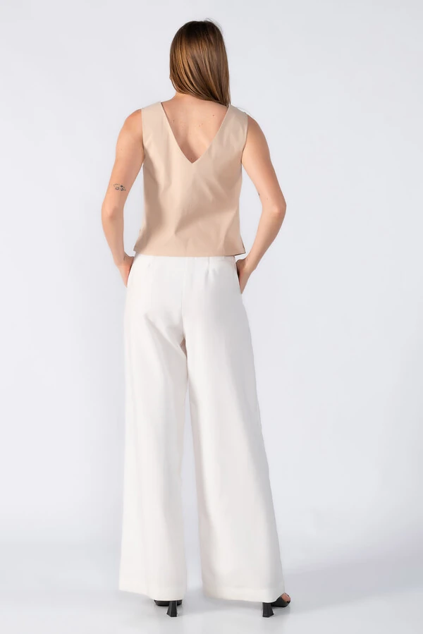 Blusa regata em alfaiataria acinturada