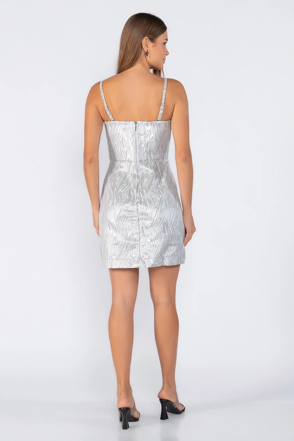 Vestido curto com detalhe no decote