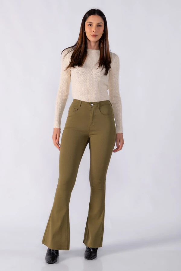 Calca flare classica com bolsos
