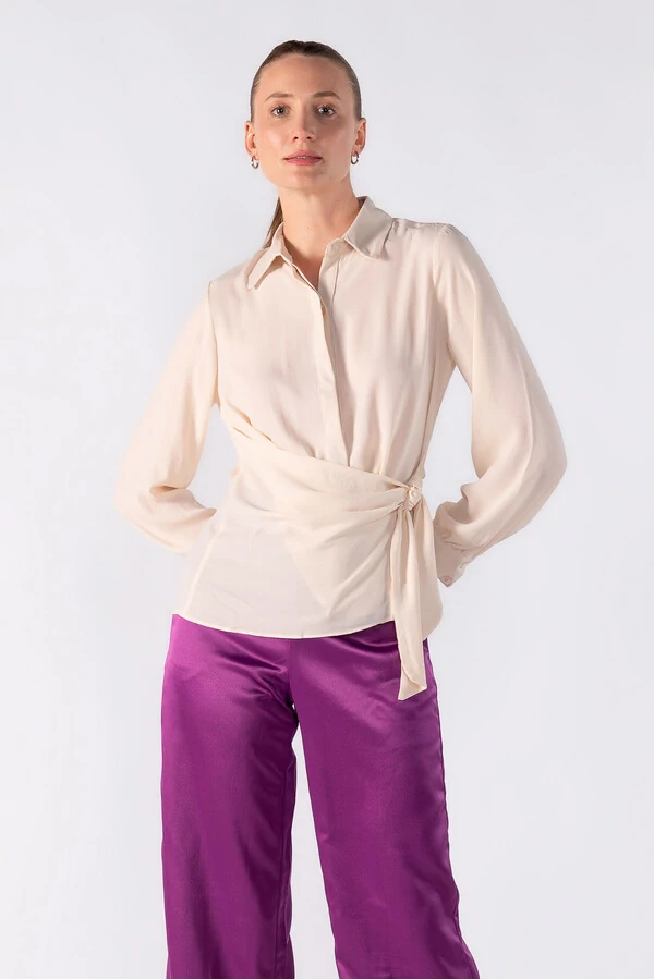 Camisa em crepe com amarracao