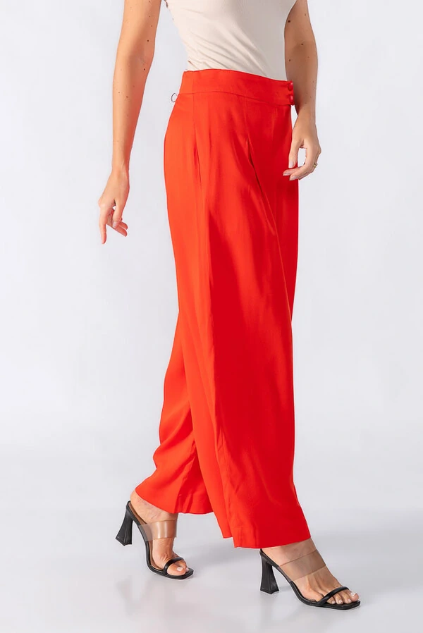 Calca pantalona com botao forrado