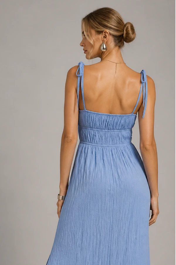 Vestido midi elástico na cintura e alças