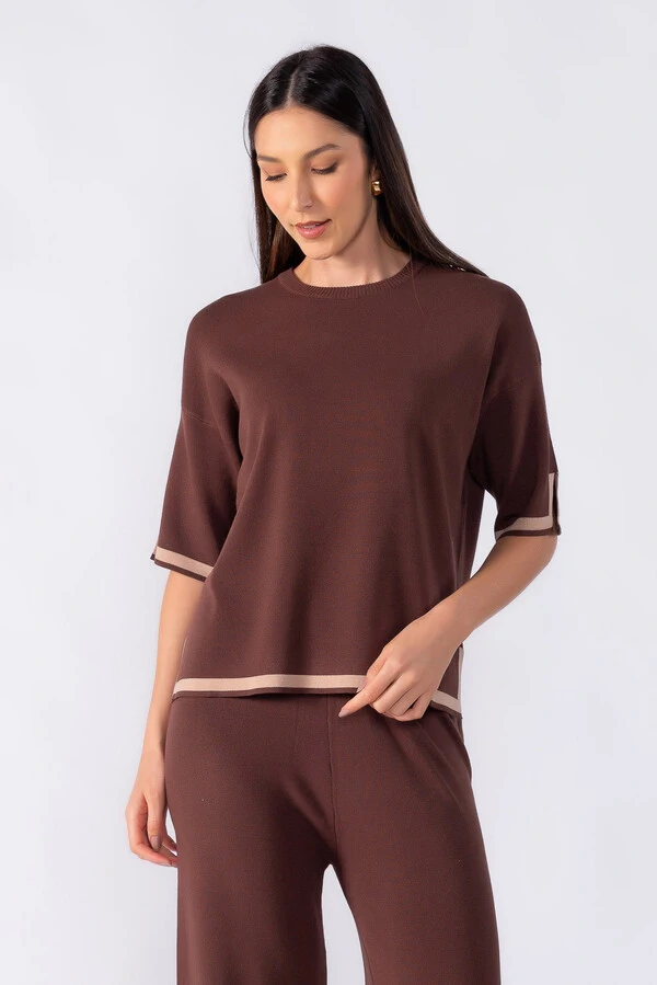 Blusa ampla com detalhe em listra na manga e barra