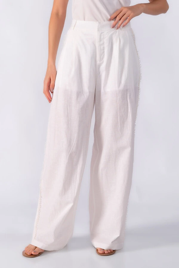 Calça com aplicações laterais