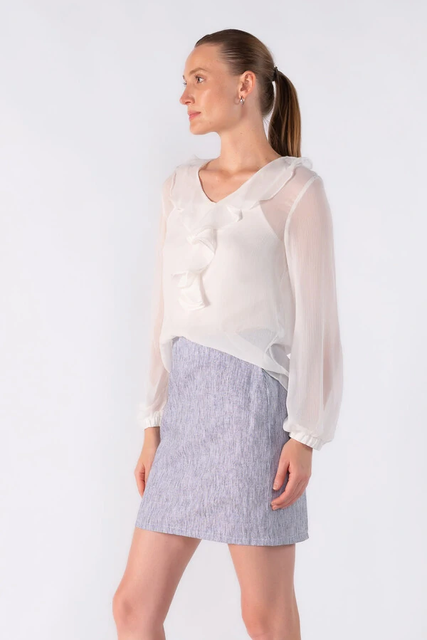 Blusa em chiffon com babado no decote