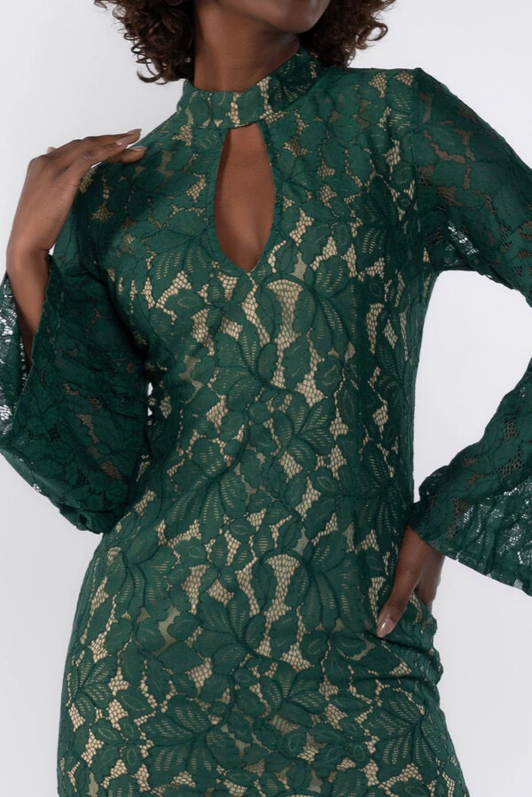 Vestido de renda com fundo bege