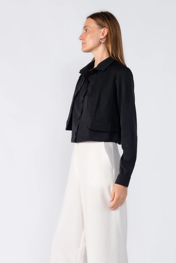 Casaco curto em sarja com recortes