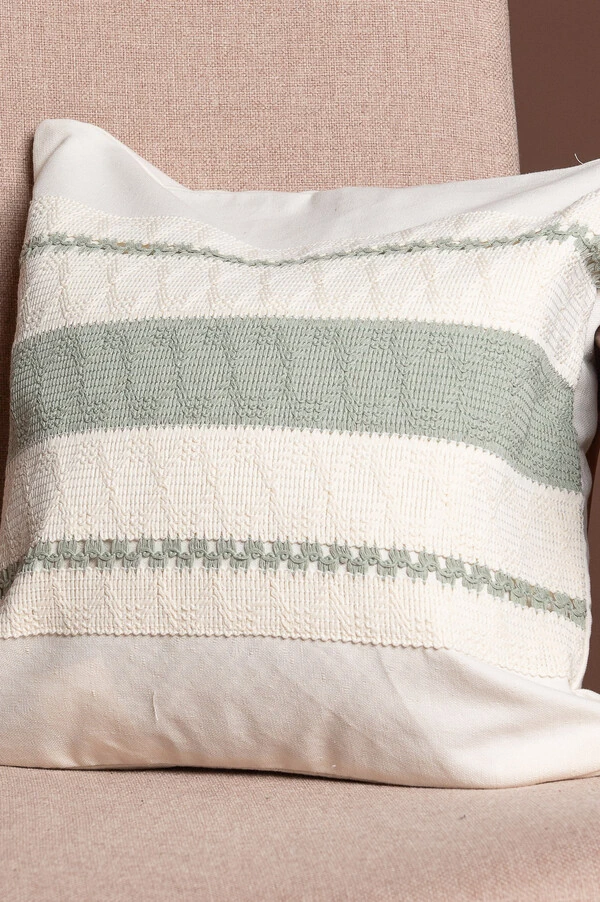 Capa de almofada detalhe em croche