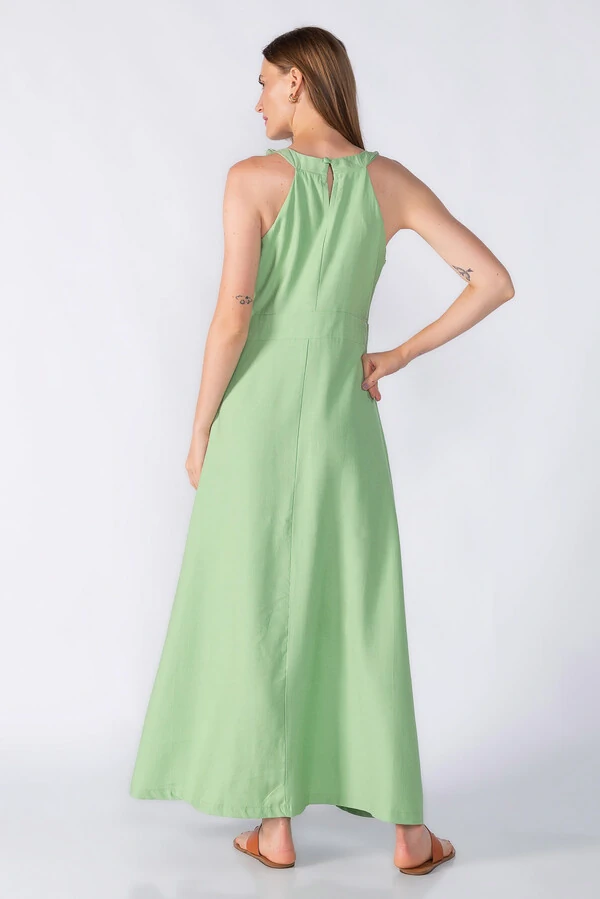 Vestido longo com detalhe no decote